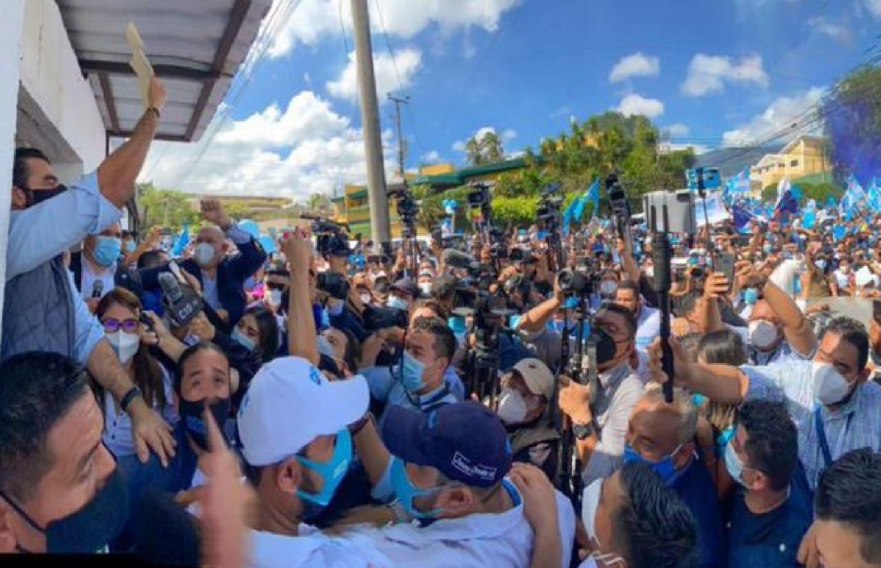 Militantes del Partido Nuevas Ideas de El Salvador restringen la labor